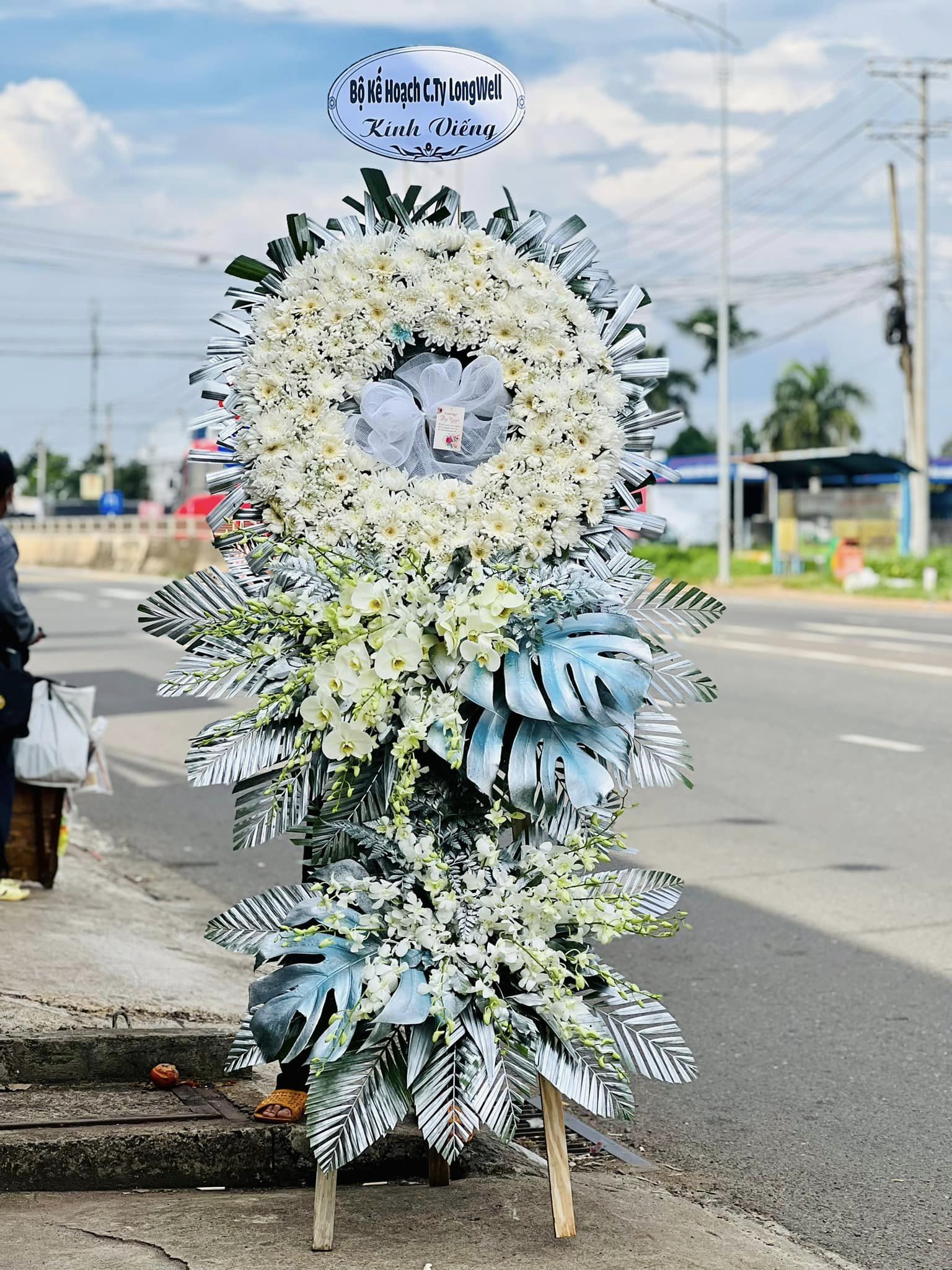 Kệ Hoa Chia Buồn - Mẫu Hoa Tươi Hiện Đại TN922