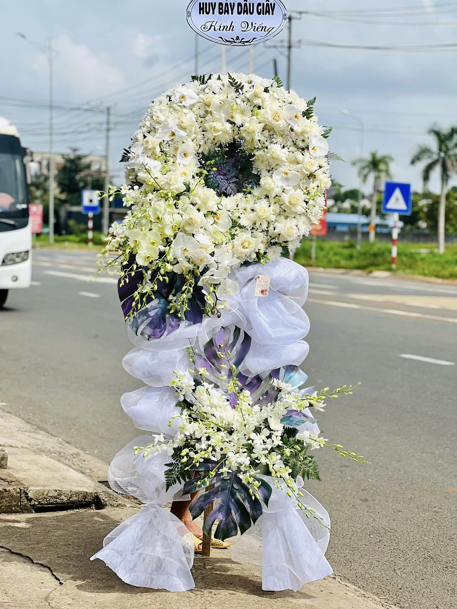 Kệ Hoa Chia Buồn - Hoa Tươi Đẹp TN0222