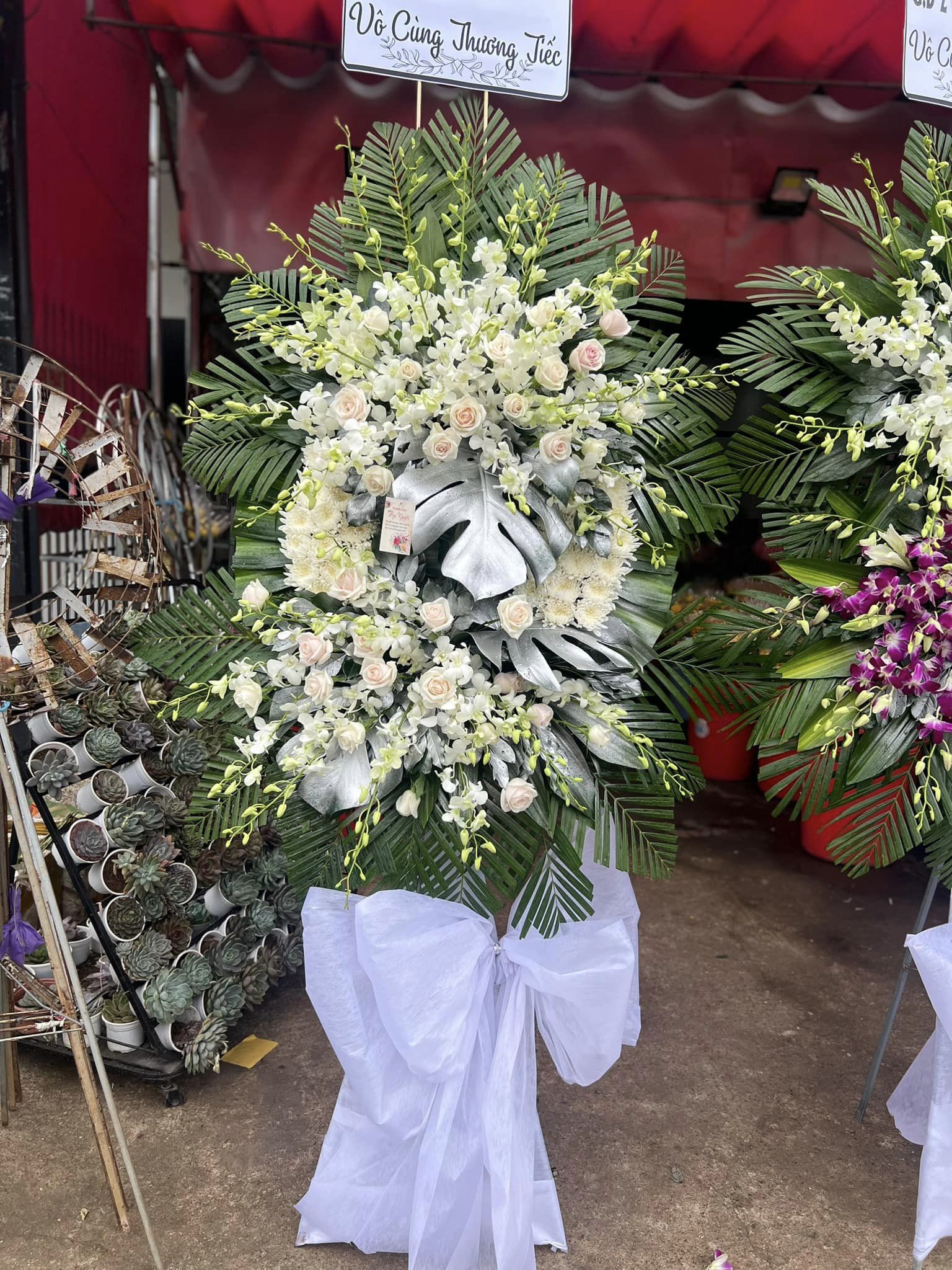 Kệ Hoa Chia Buồn - Hoa Tươi Đẹp TN030