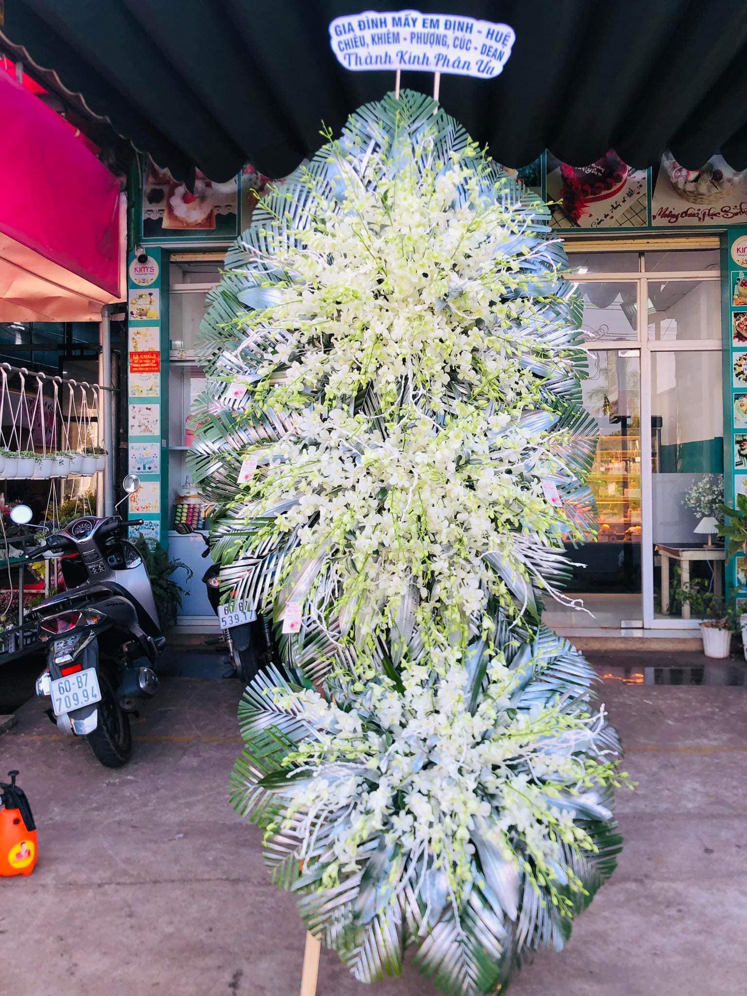 Kệ Hoa Chia Buồn - Hoa Tươi Đẹp TN99