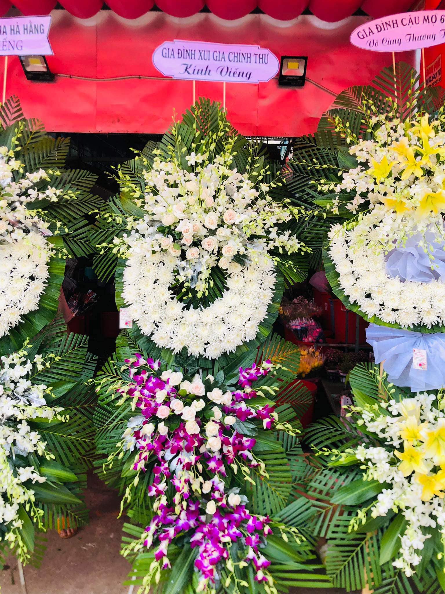 Kệ Hoa Tươi Chia Buồn TN022